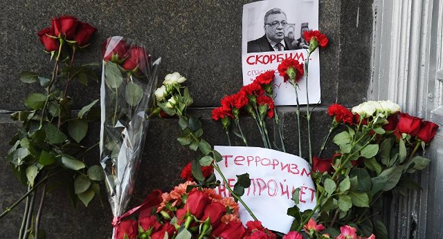 Жители Анкары несут цветы к зданию посольства России